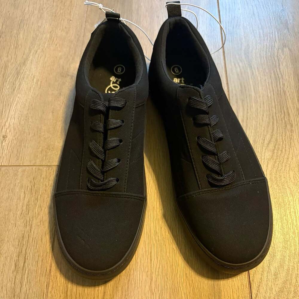 Art Class Garrett Black Lace-Up Sneakers Size 6